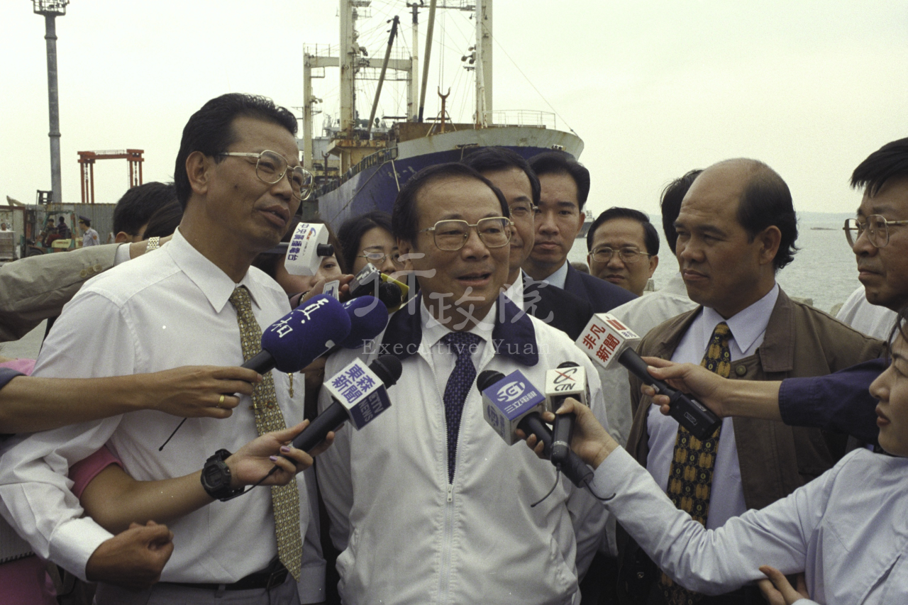 2000年10月19日行政院長張俊雄聽取小三通料羅港因應及整建簡報 共1張 　共1張