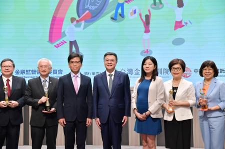 2024年8月29日行政院長卓榮泰出席「信託業推動信託2.0 計畫評鑑」第3期頒獎典禮。　共5張