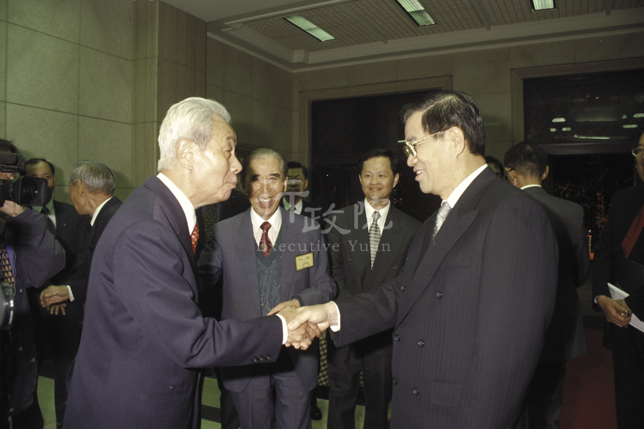 1999年12月9日行政院長蕭萬長參加行政院遷台五十週年茶會 共1張 　共1張