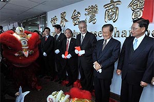 吳院長參加「2010臺北市全民就業徵才博覽會」及「世界台灣商會」聯合總會館啟用典禮 　共1張