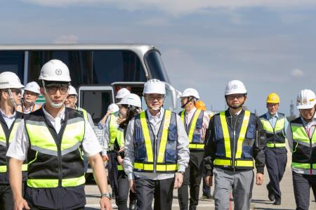 卓院長今(16)日視察中油觀塘接收站及台電大潭廠增建計畫照片 共12張_5 　共12張