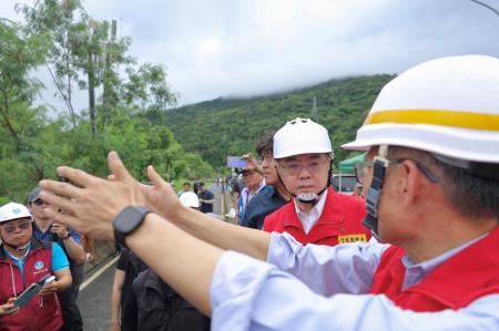 2025年9月24日行政院長卓榮泰視察馬太鞍溪橋災損及搶災情形　共3張