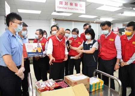 2021年9月14日行政院長蘇貞昌視察國際郵包檢疫作業1　共5張
