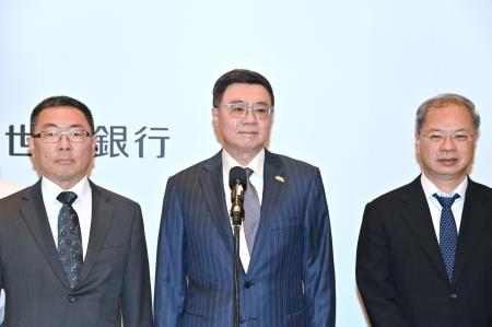 2024年9月16日行政院長卓榮泰視察「國泰世華商業銀行臨櫃關懷阻詐執行情形」受訪照S__108790222_0　共7張
