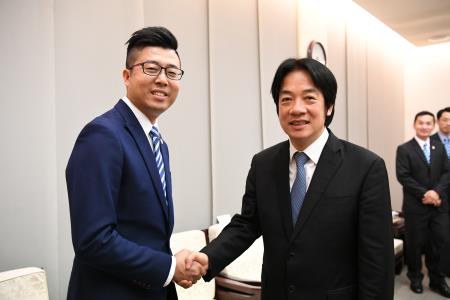 1071025行政院長賴清德接見「中華民國第56屆十大傑出青年」_S__884741 　共6張