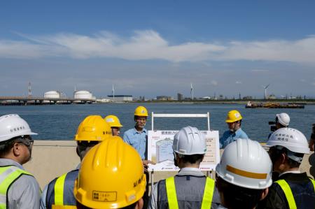 卓院長今(16)日視察中油觀塘接收站及台電大潭廠增建計畫照片 共12張_7 　共12張