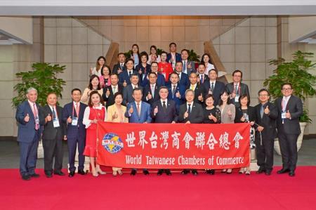 2025年7月10日行政院長卓榮泰接見世界臺灣商會聯合總會第31屆回國訪問團 　共8張