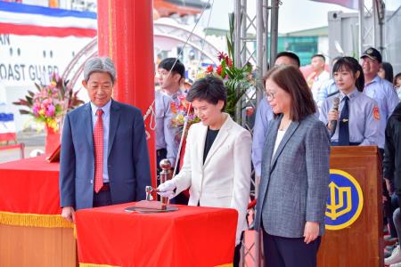 行政院副院長鄭麗君出席「1000噸級巡防艦第3艘連江艦交船暨第4艘CG1006命名下水聯合典禮」　共8張