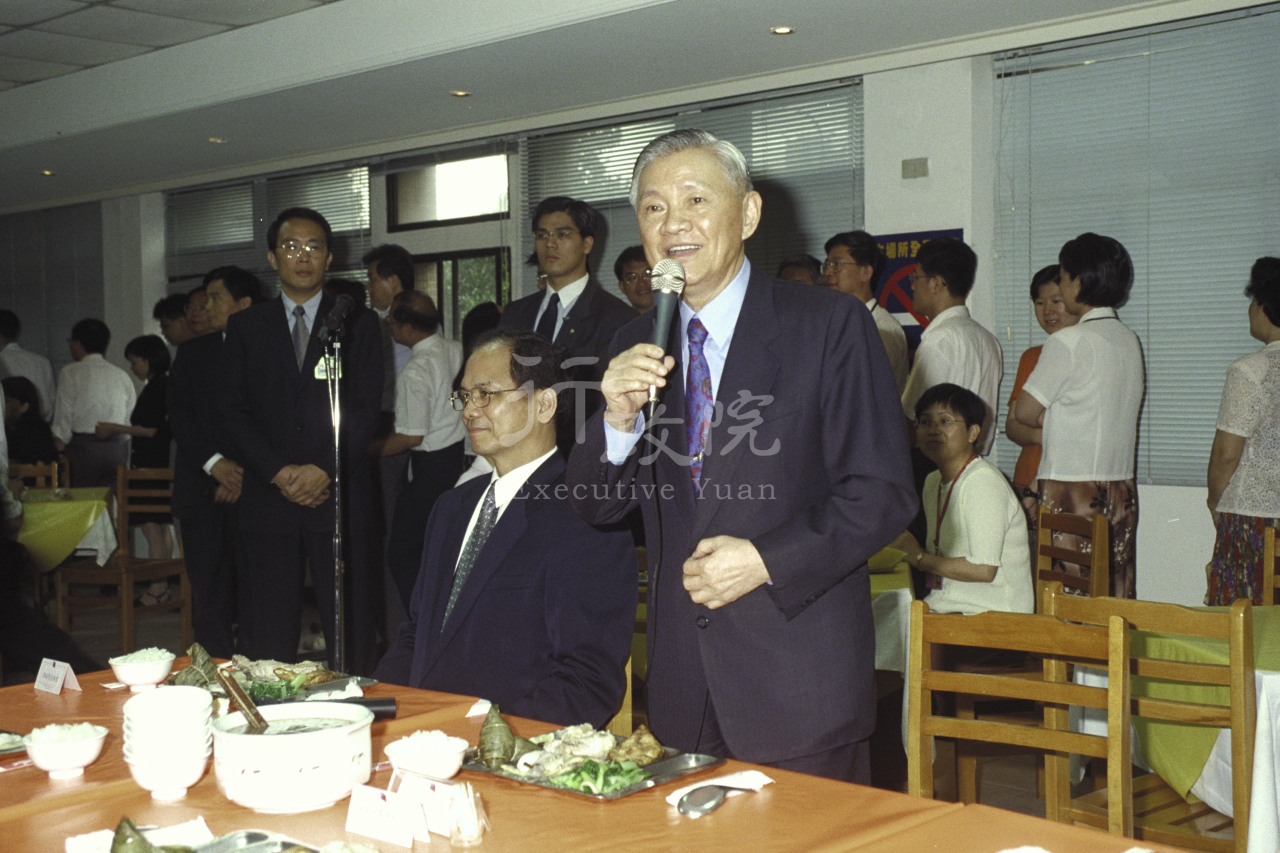 2000年6月5日唐飛院長赴院區餐廳與同仁共度端午節 共1張 　共1張