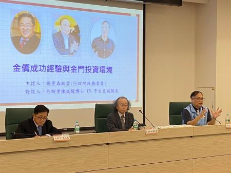 副縣長李文良(右)在座談會中請丹斯里拿督陳成龍(左)博士為金門的投資環境把脈。(于家麒攝)