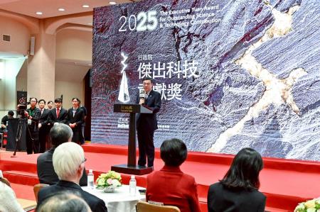 2025年12月18日行政院長卓榮泰出席「2025年行政院傑出科技貢獻獎」頒獎典禮 　共5張