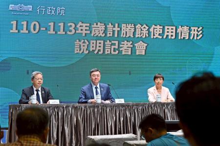 2025年7月17日行政院長卓榮泰出席110-113年歲計賸餘使用情形說明記者會 　共4張
