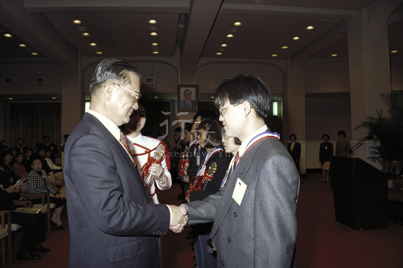 1997年3月24日連戰副總統兼行政院長接見青年獎章得主及大專優秀青年代表 共1張 　共1張