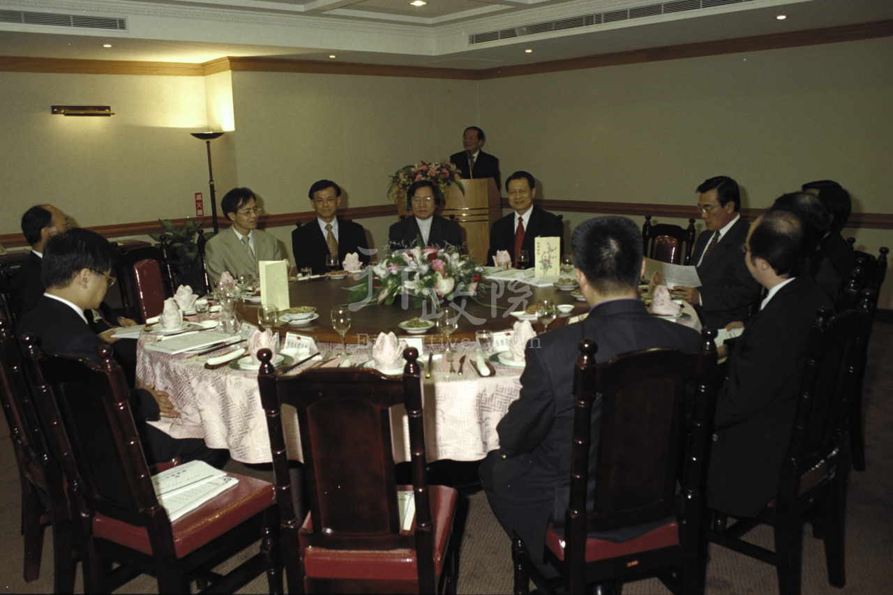 2000年11月16日行政院長張俊雄與中小企業廠商餐敘 共1張 　共1張
