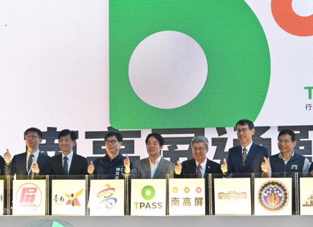 2023年7月1日行政院長陳建仁出席「南高屏TPASS通勤月票上線記者會」　共14張