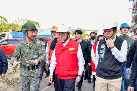 2025年1月21日行政院長卓榮泰視察台南市玉井大廈受損情形。