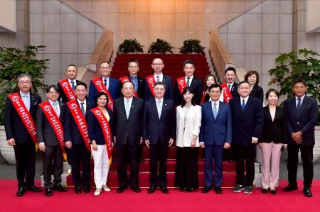 2025年10月29日行政院長卓榮泰接見第34屆國家磐石獎暨第27屆海外台商磐石獎得獎企業 　共4張
