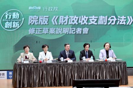 LINE_ALBUM_1120院版《財政收支劃分法》修正草案說明記者會_251120_8_0 　共8張