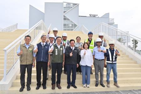 2024年5月13日_2行政院副院長鄭文燦視察東港鹽埔漁港水產加工及冷鏈物流中心S__4038909_0　共9張