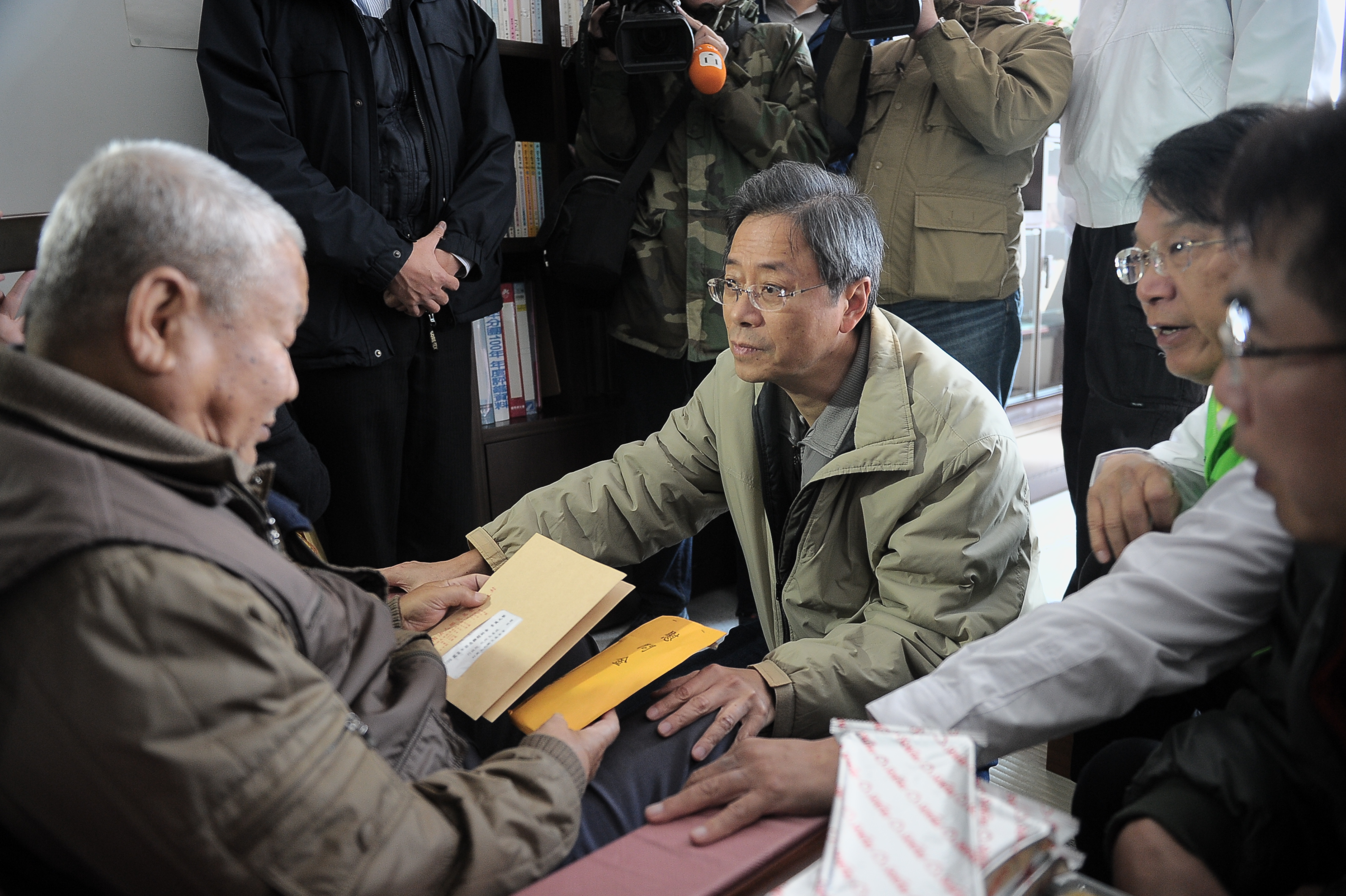 張揆鼓勵震災民眾勇敢面對未來 承諾政府將全力協助 　共3張