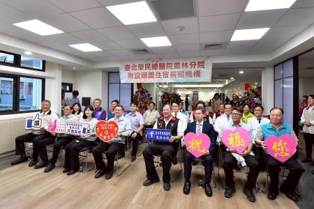 2026年5月29日行政院長卓榮泰視察台北榮總鳳林分院附設頤園住宿長照機構 　共6張