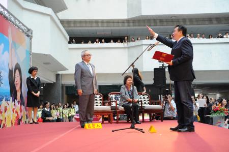 2018年4月20日行政院施俊吉副院長代表院長出席高雄市政府卸任市長及代理市長宣誓就職暨交接典禮。107.4.20S__87629829　共2張