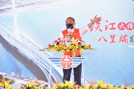 2021年10月25日行政院長蘇貞昌出席「淡江大橋及其連絡道路2K+606~5K+000段 新建工程主線」通車典禮S__150487105　共5張