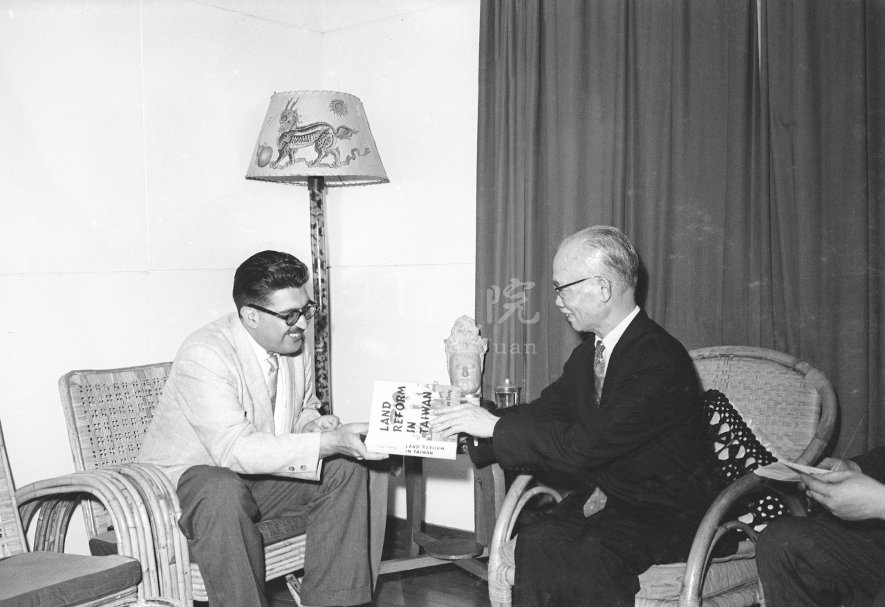 1962年07月09日陳誠副總統接見智利天主教大學教授安蒲多 共1張 　共1張