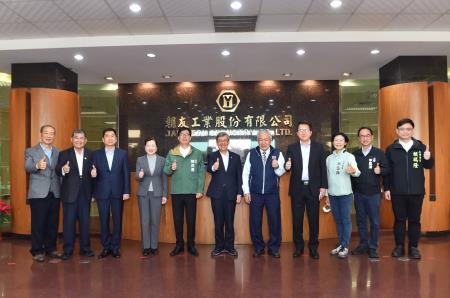 2023年2月3日行政院長陳建仁參訪朝友工業公司暨螺絲螺帽產業座談會2