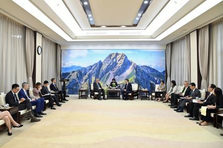 卓院長今(2)日接見英國在台辦事處鄧元翰代表一行照片_7 共7張　共7張