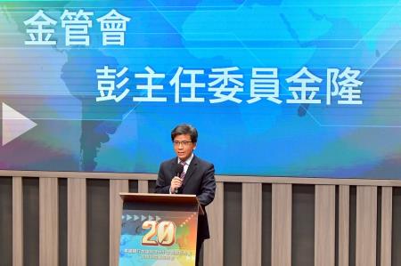 2025年11月25日行政院長卓榮泰出席「本國銀行加強辦理中小企業放款方案20週年成果高峰會」 　共6張