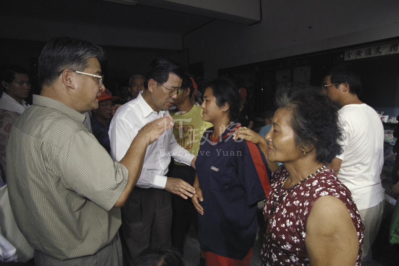 1999年9月26日921行政院長蕭萬長巡視第十軍團收容災民區 共1張 　共1張