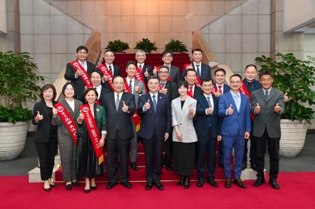 2024年11月13日行政院長卓榮泰接見第33屆國家磐石獎暨第26屆海外台商磐石獎得獎企業1　共9張