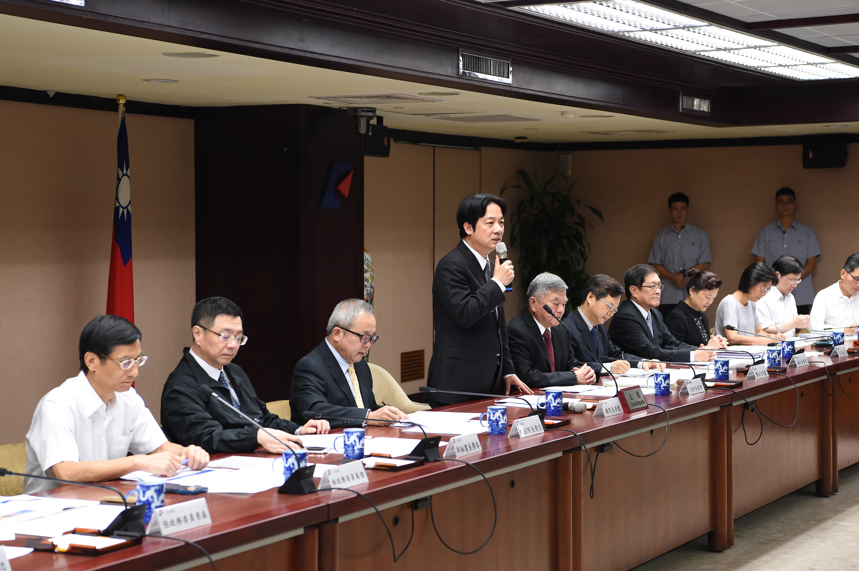 視察經濟部聽取「產業五缺的情形及因應對策」簡報 賴揆期許推動經濟展現成效　共4張