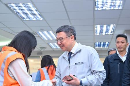 2025年1月25日行政院長卓榮泰視察高公局局本部交控中心　共7張