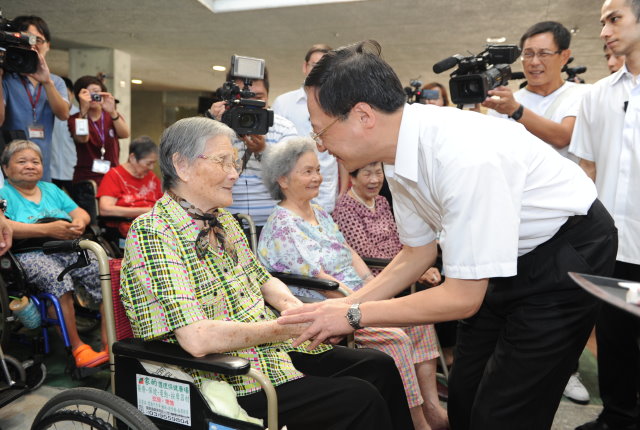 江揆訪視宜蘭聖嘉民老人長期照顧中心 　共2張