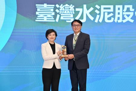 鄭副院長今(27)日出席商周2024碳競爭力100強頒獎典禮照片 共7張　共7張