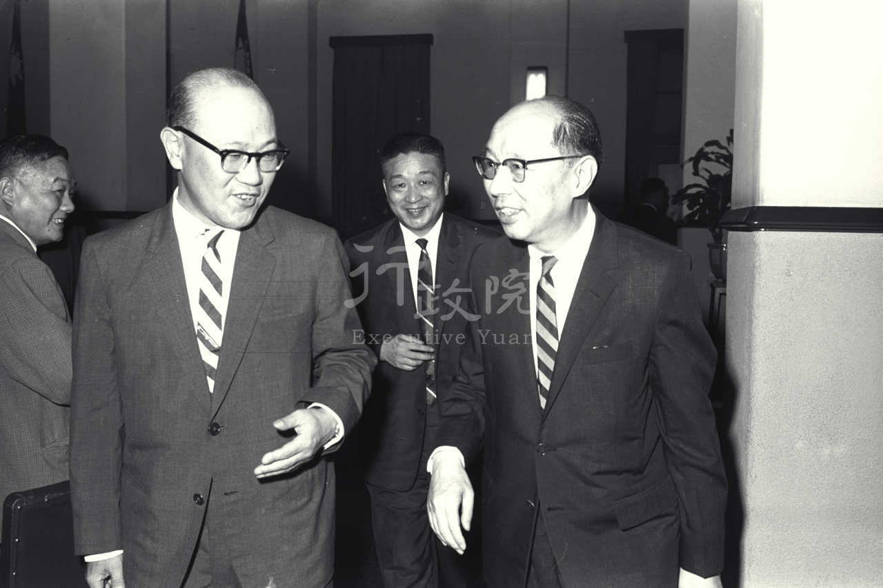 1964年5月9日嚴家淦院長及沈劍虹局長出席新聞聯絡會議 共1張 　共1張