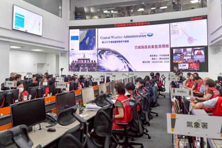 2026年7月9日行政院長卓榮泰視導巴威颱風中央災害應變中心 　共5張