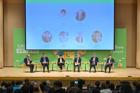 2025年1月22日行政院副院長鄭麗君出席「公民社會的淨零沙盒實驗－以科技力、社會力、網絡力構築淨零社會基盤」展示會暨論壇 　共7張