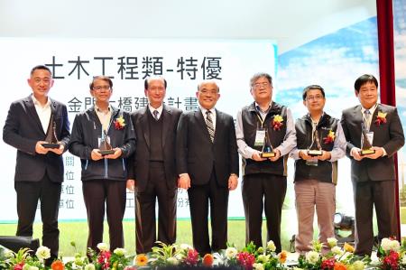 2021年12月23日行政院長蘇貞昌出席行政院工程會「第21屆公共工程金質獎」頒獎典禮6　共6張
