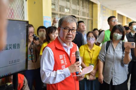 2024年10月12日_2行政院長卓榮泰視察高雄市前鎮區前鎮國小山陀兒風災受損情形3