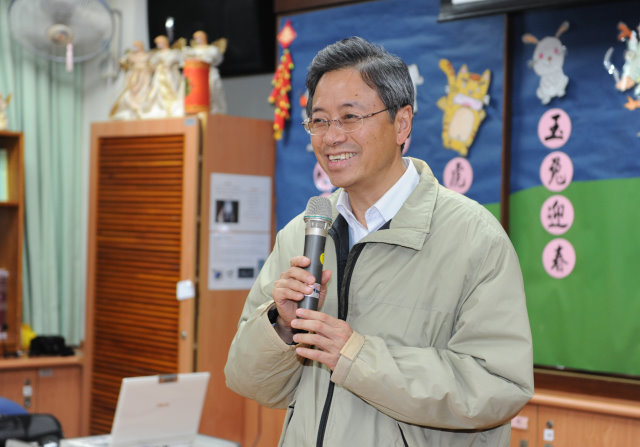 張揆關懷桃園天使中心及臺北榮家 致贈加菜金歲末送暖