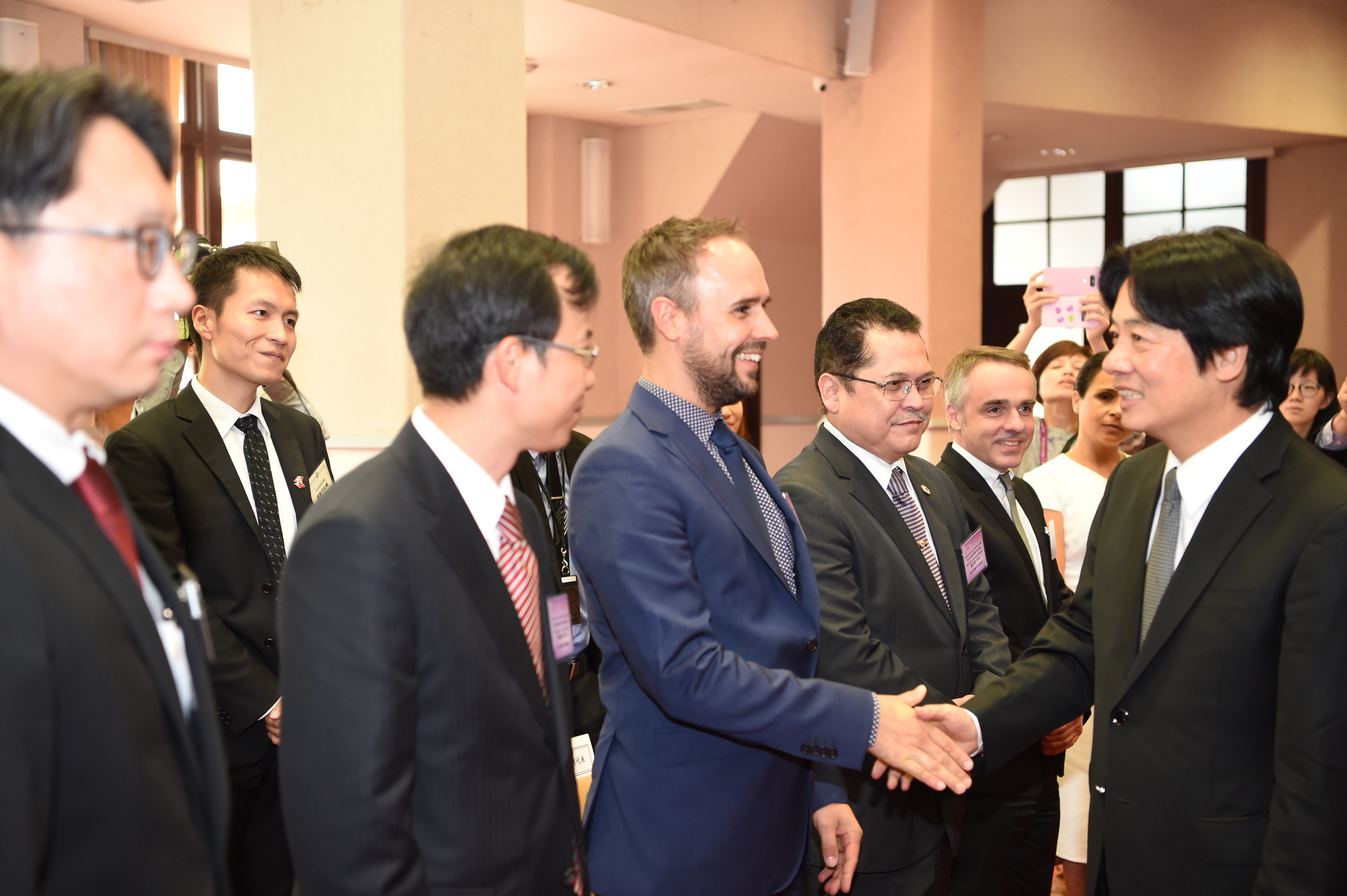 賴揆：政府持續做為經濟發展後盾 期勉社會共同努力促進國家發展 　共6張