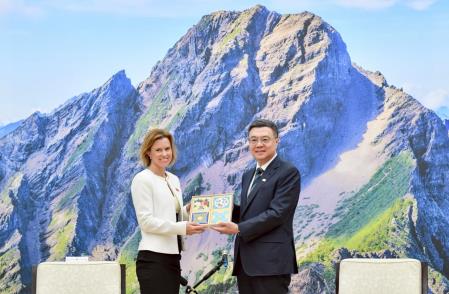 2025年4月14日行政院長卓榮泰接見英國在台辦事處包瓊郁代表一行　共8張