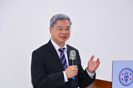 2026年9月4日行政院長卓榮泰視察台中火力發電廠 　共6張