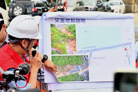 卓院長今（6）日視察「基隆海中天社區道路邊坡坍塌情形」照片共5張
