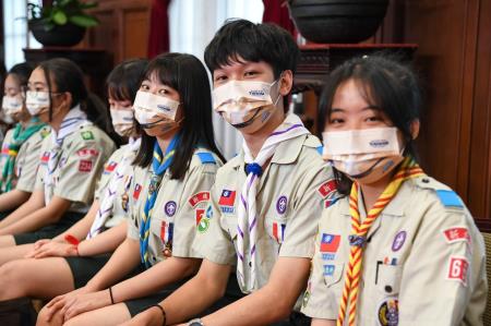2023年3月3日行政院副院長鄭文燦率中華民國童軍總會代表團一行晉見總統_6　共9張