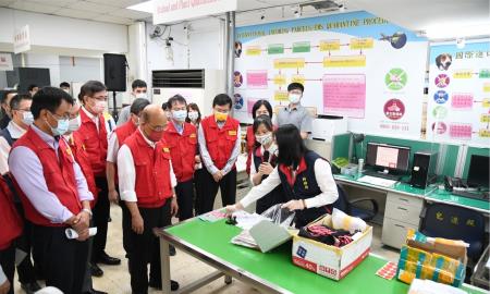 2021年9月14日行政院長蘇貞昌視察國際郵包檢疫作業5　共5張