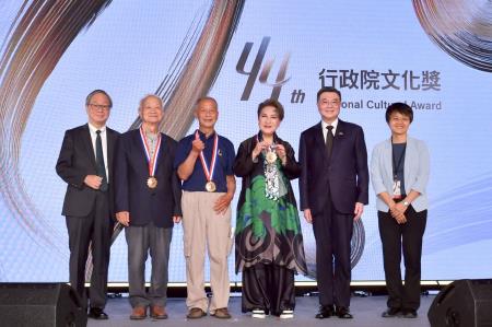 2025年7月10日行政院長卓榮泰出席「第44屆行政院文化獎頒獎典禮」　共8張